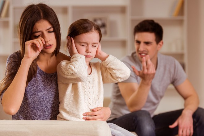 10 sai lầm cha mẹ ly hôn thường mắc phải có thể gây ám ảnh và tổn thương cả đời lên con trẻ - Ảnh 1.