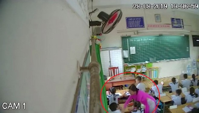 Bị buộc th&ocirc;i việc, c&ocirc; gi&aacute;o bạo h&agrave;nh học sinh ở TP.HCM l&agrave;m đơn cứu x&eacute;t gửi Bộ trưởng GD&ĐT - Ảnh 1.