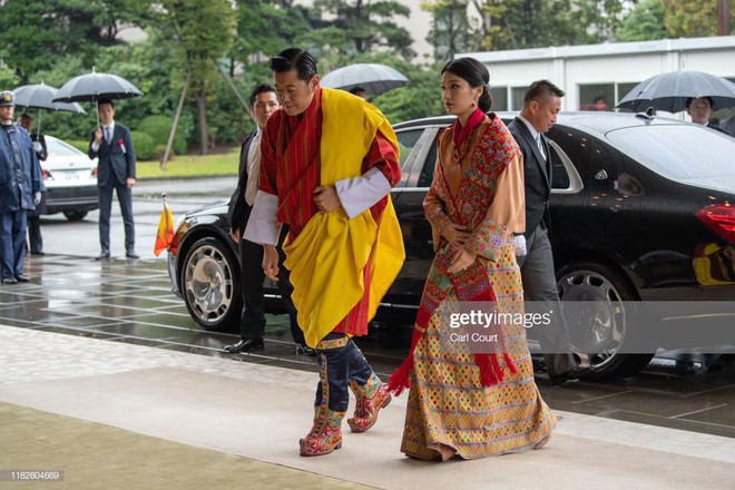 Cộng đồng mạng phát sốt với vẻ đẹp thoát tục không góc chết của Hoàng hậu Bhutan ở Nhật Bản khi tham dự lễ đăng quang  - Ảnh 1.