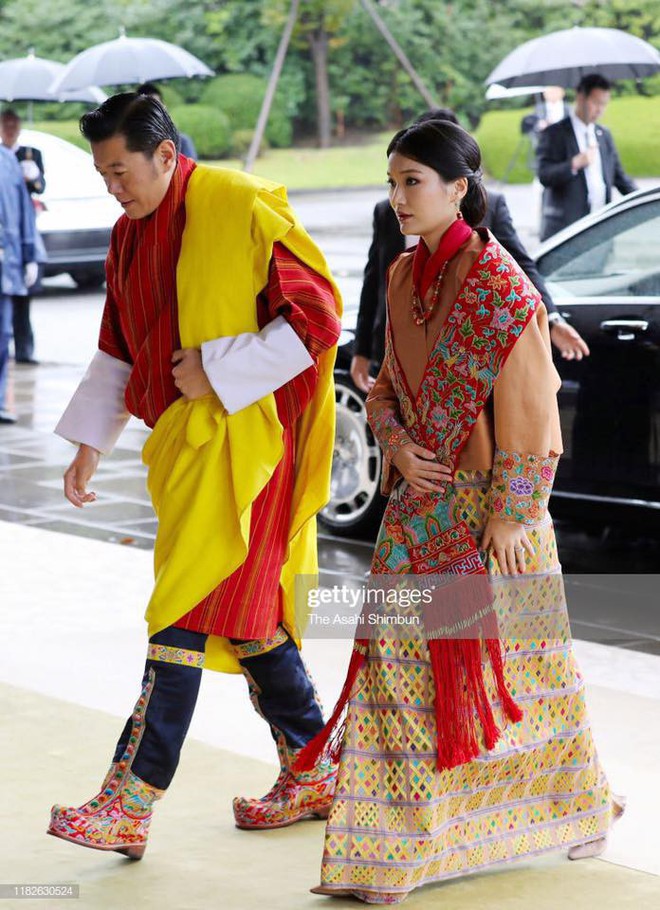 Cộng đồng mạng phát sốt với vẻ đẹp thoát tục không góc chết của Hoàng hậu Bhutan ở Nhật Bản khi tham dự lễ đăng quang  - Ảnh 2.