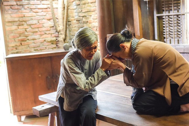 Đạo diễn Tiếng Sét Trong Mưa hé lộ màn đoàn tụ của bà Bảy và bé Bình, hứa hẹn cú twist chấn động? - Ảnh 3.