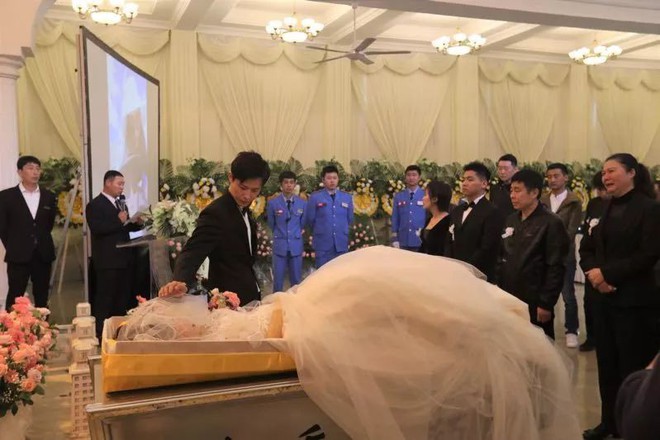 Chàng trai biến nhà tang lễ thành hôn đường để tiễn biệt người vợ qua đời vì ung thư khiến cộng đồng mạng rơi nước mắt - Ảnh 1.