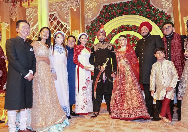 Ngọc Hân, Phương Nga dự đám cưới 5 ngày của con gái đại gia Ấn Độ: Diện Áo dài nền nã, nổi bật bên cô dâu chú rể - Ảnh 5.