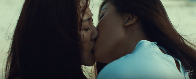 Khi mọt phim xem MV Văn Mai Hương: Twist đồng tính nâng cấp từ Kpop, đám cưới bình phong giống cung đấu xứ Hàn? - Ảnh 10.