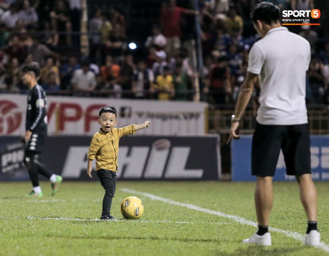 Khoảnh khắc vui đùa hạnh phúc của nhà vô địch V.League cùng con trai, niềm vui nhân đôi khi ẵm trọn 2 danh hiệu cao quý nhất - Ảnh 1.