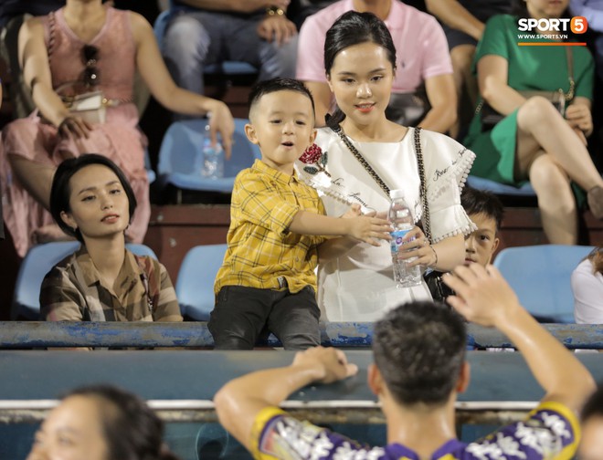 Khoảnh khắc vui đùa hạnh phúc của nhà vô địch V.League cùng con trai, niềm vui nhân đôi khi ẵm trọn 2 danh hiệu cao quý nhất - Ảnh 7.