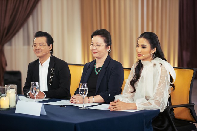 Hoàng Thùy xuất hiện, Thúy Vân, Hương Ly cùng dàn thí sinh Hoa hậu Hoàn vũ VN đồng loạt bật khóc - Ảnh 3.