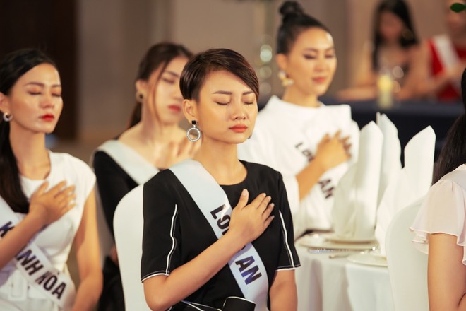 Hoàng Thùy xuất hiện, Thúy Vân, Hương Ly cùng dàn thí sinh Hoa hậu Hoàn vũ VN đồng loạt bật khóc - Ảnh 6.