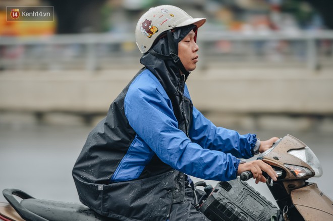 Chùm ảnh: Hà Nội đón gió lạnh đầu mùa, người phong phanh co ro, người khăn len áo ấm kín mít xuống phố - Ảnh 6.