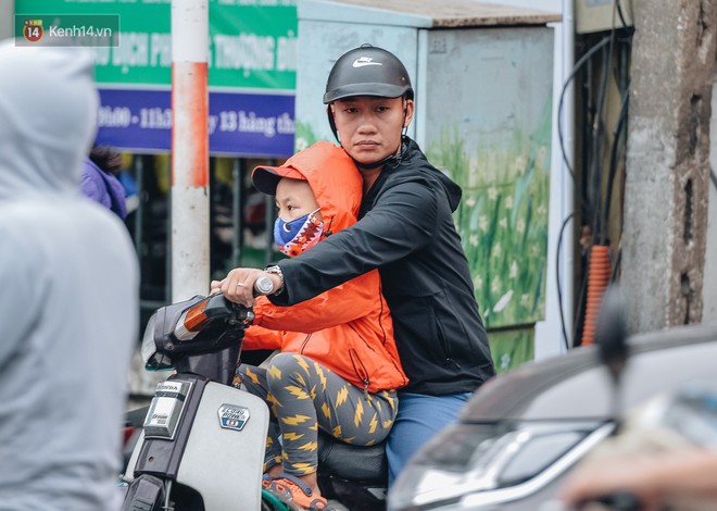 Chùm ảnh: Hà Nội đón gió lạnh đầu mùa, người phong phanh co ro, người khăn len áo ấm kín mít xuống phố - Ảnh 8.