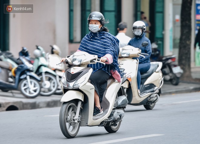 Chùm ảnh: Hà Nội đón gió lạnh đầu mùa, người phong phanh co ro, người khăn len áo ấm kín mít xuống phố - Ảnh 12.