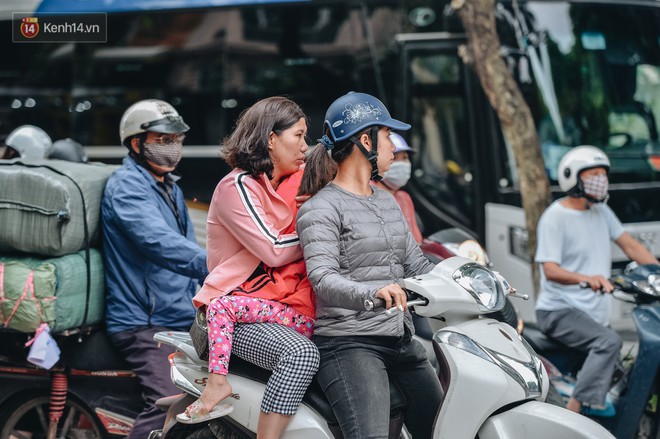 Chùm ảnh: Hà Nội đón gió lạnh đầu mùa, người phong phanh co ro, người khăn len áo ấm kín mít xuống phố - Ảnh 5.