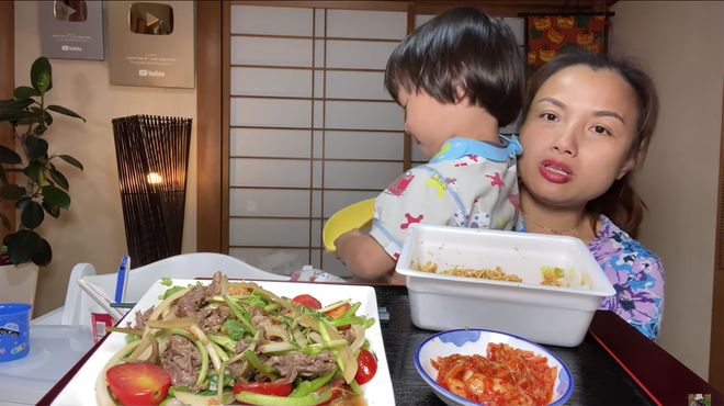 Chơi lớn ăn mì dát vàng nhưng điều đáng chú ý trong Vlog mới của Quỳnh Trần JP lại là màn vượt ngục thành công của Sa - Ảnh 8.