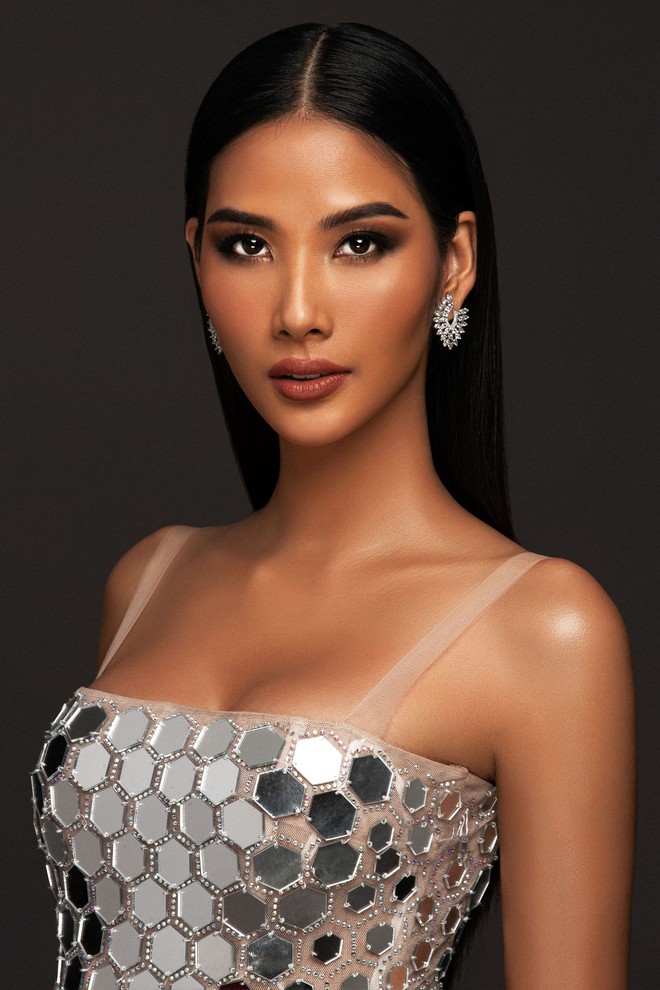 Mãn nhãn với bộ ảnh Hoàng Thùy trên trang chủ Miss Universe, đáng chú ý vẫn là vòng 1 căng đầy dính nghi vấn dao kéo - Ảnh 2.