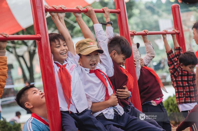 Sân chơi mới hoàn thành, giấc mơ của trẻ em nông thôn đã được mở ra - Ảnh 3.