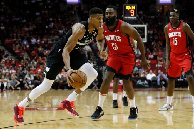 NBA 19-20: Giannis Antetokounmpo chứng tỏ đẳng cấp MVP, Milwaukee Bucks chế ngự Houston Rockets - Ảnh 1.