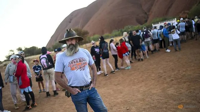 Australia: Khách du lịch đổ xô đến núi Uluru trước lệnh đóng cửa - Ảnh 1.