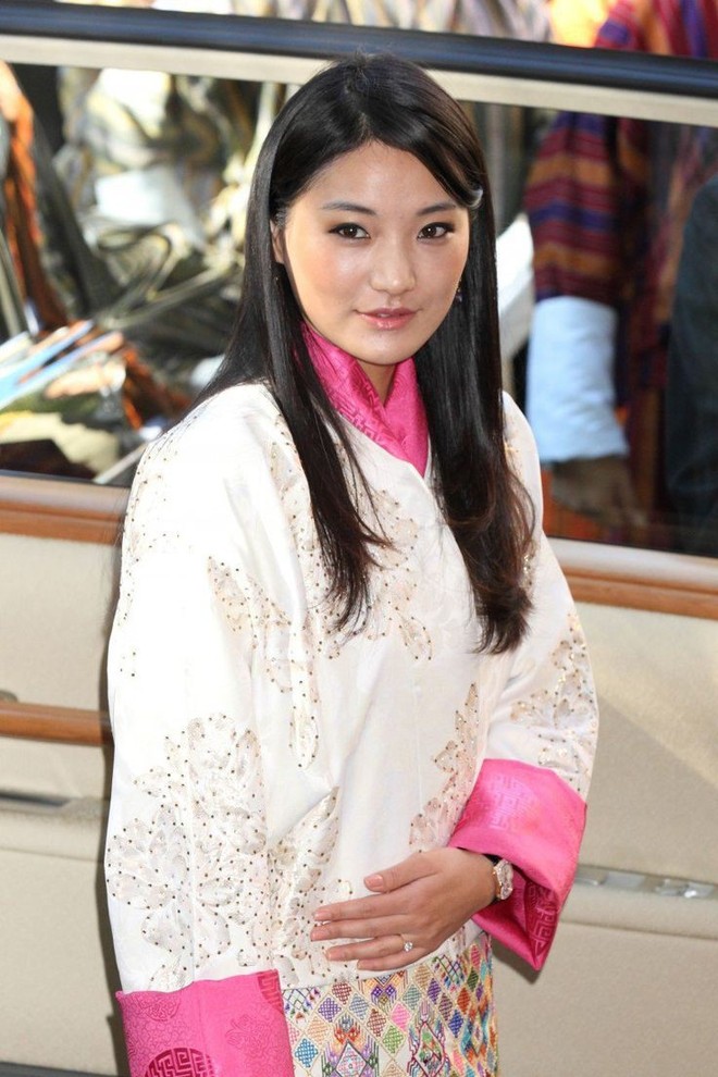 Ngất ngây trước làn da căng mướt không tì vết của Hoàng hậu Bhutan, bạn phải xem cách phụ nữ nước này chăm sóc da - Ảnh 2.