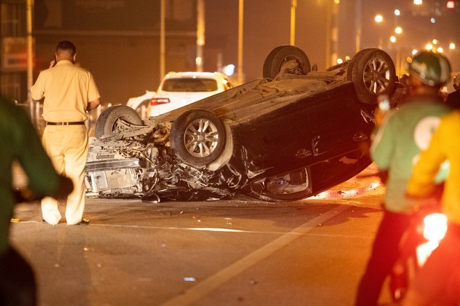 Hà Nội: Tai nạn kinh hoàng giữa 3 ô tô trên cầu Vĩnh Tuy, 1 xe lật ngửa bụng - Ảnh 2.