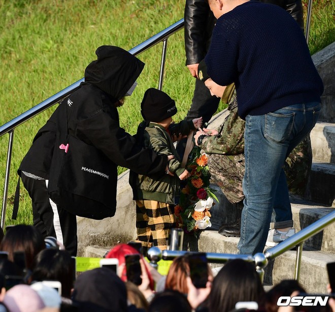 Hình ảnh xúc động nhất hôm nay: G-Dragon bật khóc, ôm chầm lấy bố và vỡ òa trước 1 fan nhí đến đón từ 2 giờ sáng - Ảnh 9.