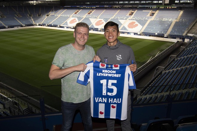 Văn Hậu tươi cười, ký tặng cho người hâm mộ SC Heerenveen trước trận đấu quan trọng nhất mùa giải - Ảnh 3.