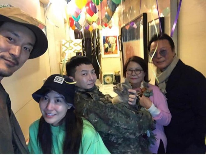 Bức ảnh gia đình 5 người nhà G-Dragon gây sốt: Ông hoàng Kpop sáng nhất khung hình nhưng nhan sắc chị gái và chồng tài tử cũng không hề kém cạnh - Ảnh 2.