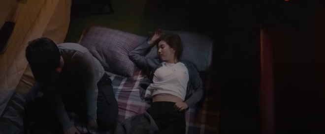 Đóng Vagabond xem Suzy lộ bản chất thật: Ngủ với trai vô tư tốc áo cho mát, ôm Lee Seung Gi hít hà ngủ ngon - Ảnh 6.