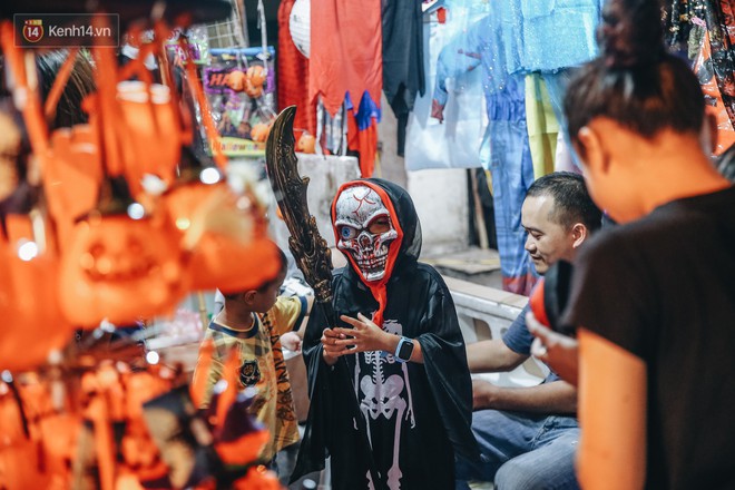 Hàng trăm người kéo lên phố cổ Hà Nội bước vào xứ sở ma quái đón Halloween sớm - Ảnh 1.