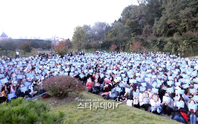 "Ông hoàng Kpop" G-Dragon cuối cùng đã xuất ngũ: Quá ngầu, cúi gập 90 độ trước 3.000 fan và phóng viên đông nghẹt thở - Ảnh 14.