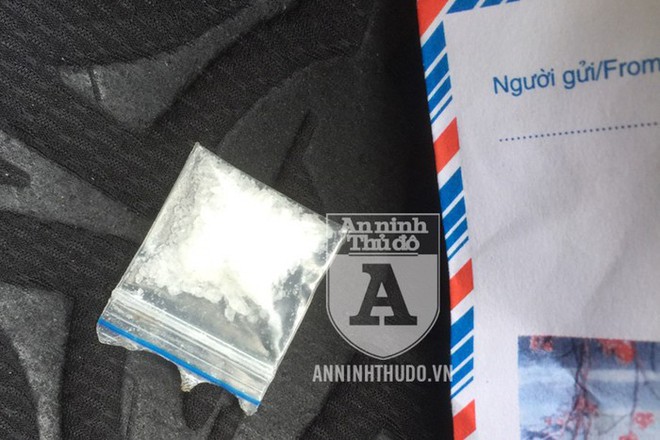 Clip: Qu&aacute;i chi&ecirc;u giấu ma t&uacute;y trong phong b&igrave;, giả vờ đi đ&aacute;m cưới - Ảnh 2.