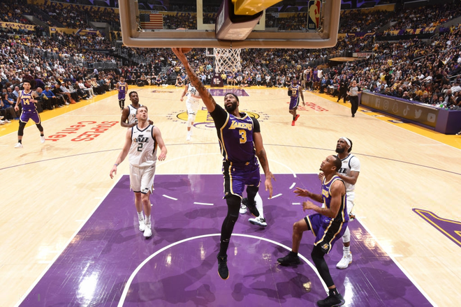 NBA 19-20: Los Angeles Lakers vượt qua Utah Jazz nhờ sức mạnh của h&agrave;ng ph&ograve;ng ngự - Ảnh 2.