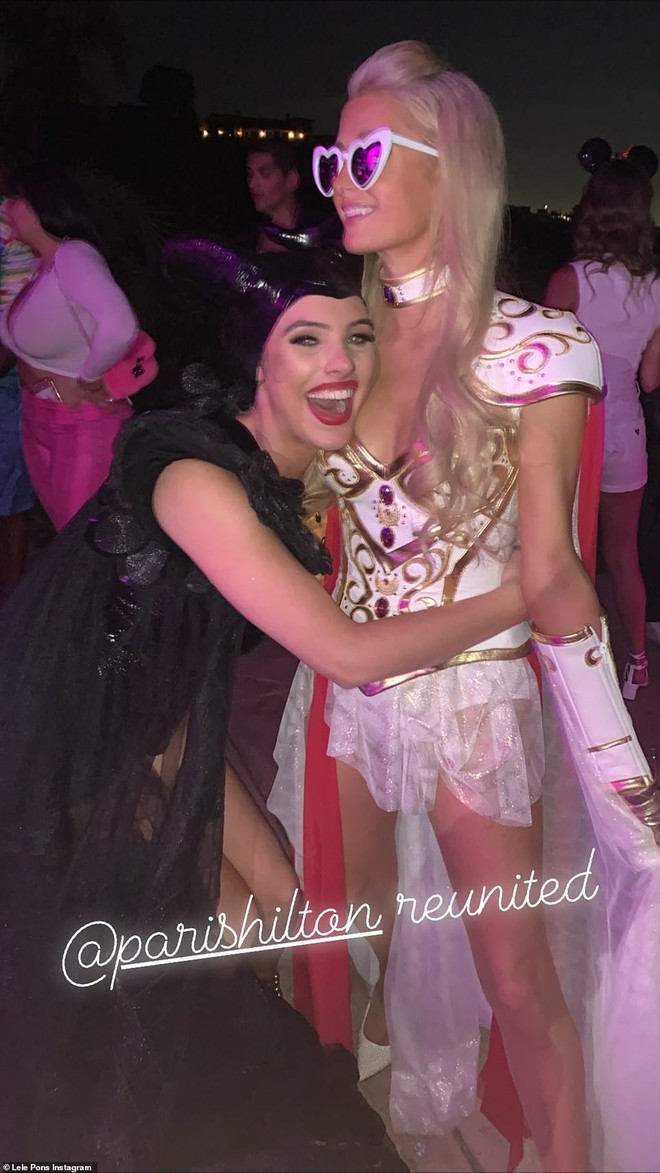 Tiệc Halloween bốc lửa nhất Hollywood: Chủ xị Paris Hilton kém xa khách mời, bạn thân Kylie siêu sexy và táo bạo - Ảnh 1.