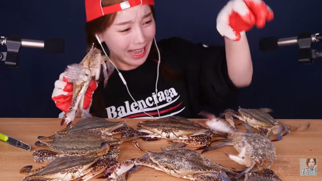 Quay mukbang nhưng youtuber người Hàn này lại hút view nhờ những biểu cảm siêu khó đỡ khiến người xem phải cười lăn cười bò - Ảnh 4.