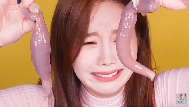 Quay mukbang nhưng youtuber người Hàn này lại hút view nhờ những biểu cảm siêu khó đỡ khiến người xem phải cười lăn cười bò - Ảnh 10.