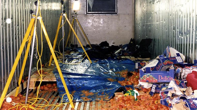 Trước vụ 39 thi thể chết cóng trong container, từng có thảm kịch 58 người tử vong trong xe cà chua ở Anh cách đây gần 2 thập kỷ - Ảnh 2.