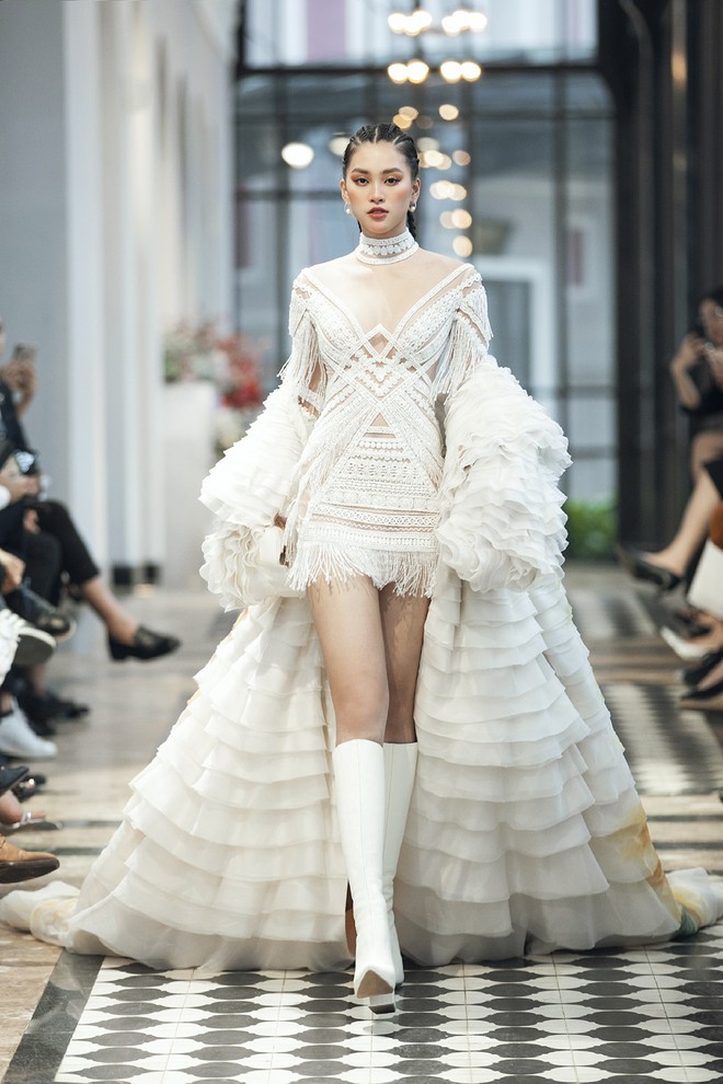 Tiểu Vy và Lương Thùy Linh song kiếm hợp bích, cùng catwalk khuấy đảo show của NTK Lê Thanh Hòa - Ảnh 3.