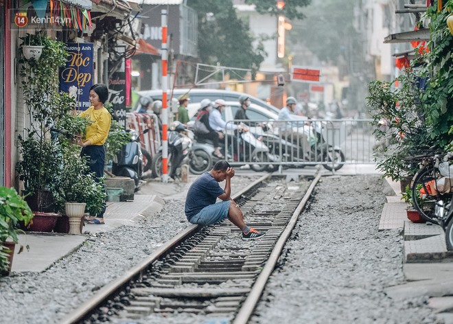 Hơn 2 tuần xóm cà phê đường tàu bị xóa sổ, hàng trăm du khách nước ngoài vẫn tìm đến xin được chụp ảnh - Ảnh 5.