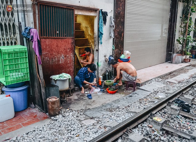 Hơn 2 tuần x&oacute;m c&agrave; ph&ecirc; đường t&agrave;u bị x&oacute;a sổ, h&agrave;ng trăm du kh&aacute;ch nước ngo&agrave;i vẫn t&igrave;m đến xin được chụp ảnh - Ảnh 7.