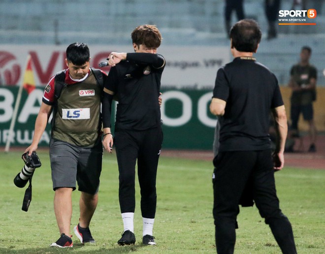 Trợ lý người Hàn Quốc khóc nức nở, không phục thất bại trước Hà Nội FC ở bán kết Cúp Quốc gia 2019 - Ảnh 1.