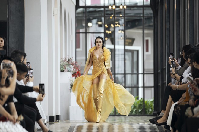 Tiểu Vy và Lương Thùy Linh song kiếm hợp bích, cùng catwalk khuấy đảo show của NTK Lê Thanh Hòa - Ảnh 9.