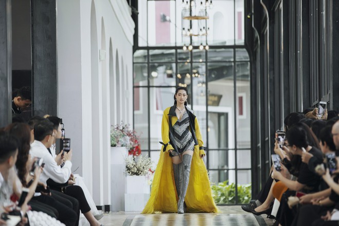 Tiểu Vy và Lương Thùy Linh song kiếm hợp bích, cùng catwalk khuấy đảo show của NTK Lê Thanh Hòa - Ảnh 1.