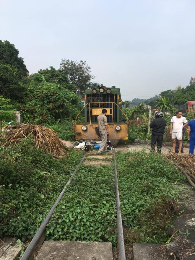 Xe máy chở 3 người bị tàu hỏa tông trúng, cháu bé 3 tuổi chui từ gầm tàu hỏa thoát chết thần kỳ - Ảnh 1.