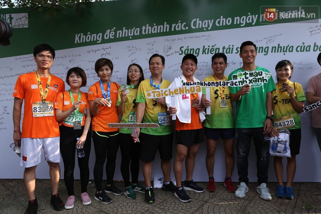 Gần 6.000 vận động vi&ecirc;n marathon h&agrave;o hứng ủng hộ chương tr&igrave;nh đưa s&aacute;ng kiến việc t&aacute;i sử dụng nhựa - Ảnh 1.