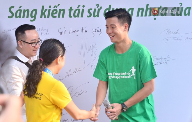 Gần 6.000 vận động vi&ecirc;n marathon h&agrave;o hứng ủng hộ chương tr&igrave;nh đưa s&aacute;ng kiến việc t&aacute;i sử dụng nhựa - Ảnh 6.
