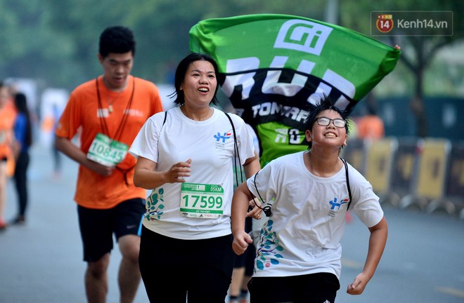 Gần 6.000 vận động vi&ecirc;n marathon h&agrave;o hứng ủng hộ chương tr&igrave;nh đưa s&aacute;ng kiến việc t&aacute;i sử dụng nhựa - Ảnh 10.