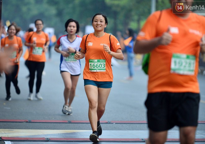 Gần 6.000 vận động vi&ecirc;n marathon h&agrave;o hứng ủng hộ chương tr&igrave;nh đưa s&aacute;ng kiến việc t&aacute;i sử dụng nhựa - Ảnh 8.