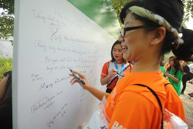 Gần 6.000 vận động vi&ecirc;n marathon h&agrave;o hứng ủng hộ chương tr&igrave;nh đưa s&aacute;ng kiến việc t&aacute;i sử dụng nhựa - Ảnh 5.