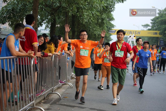 Gần 6.000 vận động vi&ecirc;n marathon h&agrave;o hứng ủng hộ chương tr&igrave;nh đưa s&aacute;ng kiến việc t&aacute;i sử dụng nhựa - Ảnh 9.