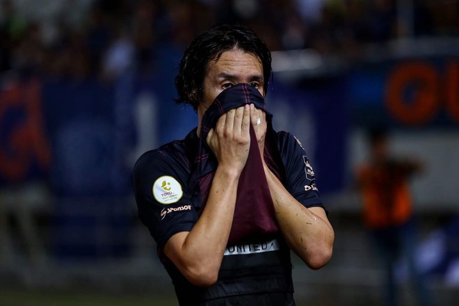Cầu thủ đấm Đình Trọng khóc ngất bên đồng đội sau khi để tuột chức vô địch tại Thái Lan - Ảnh 8.