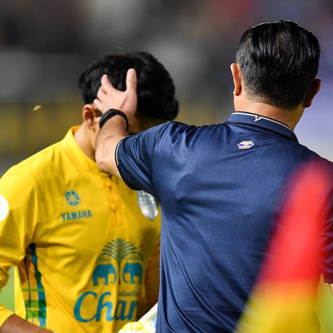 Cầu thủ đấm Đình Trọng khóc ngất bên đồng đội sau khi để tuột chức vô địch tại Thái Lan - Ảnh 6.